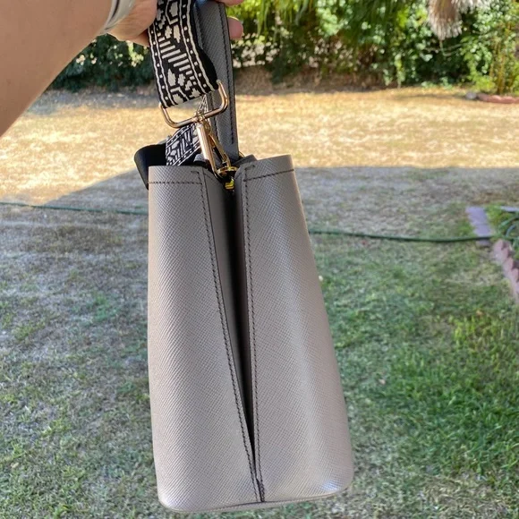 Authentic Prada saffiano leather panier bucket bag - Picture 5 of 17